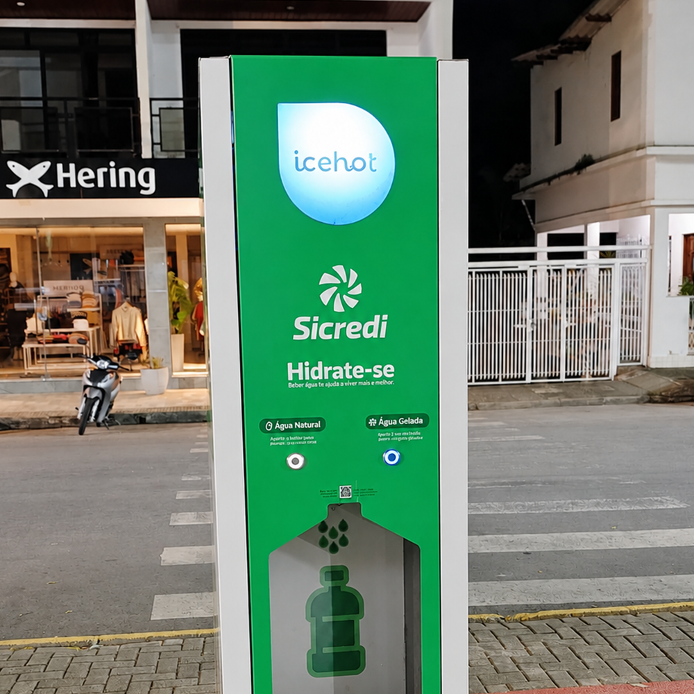 Totem de rua adesivado com marca do cliente