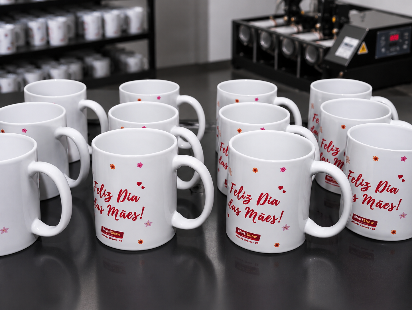 Canecas personalizadas de Dia das Mães em produção
